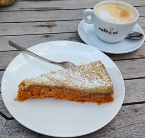 Karottenkuchen mit Hafer-Cappuccino  at Rosmarie in Aalen
