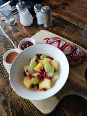 Buchweizen Pancakes mit Obstsalat at Rosmarie in Aalen