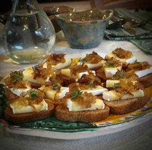 integrale crostini with caramelised onion at Osteria Namaste in Poggio