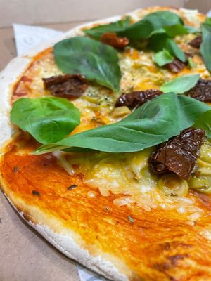 Pizza Capresse 💚 at Pizzeria La Faina in Malaga
