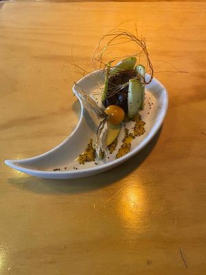 Mousse de chocolate, com geleia de manga, maçãs, physalis e caramelo. Além de lindo MUITO GOSTOSO. at Chia Vegan Restaurant in Cusco