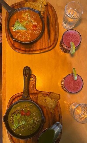 Ravióli de batata doce ao molho vermelho e Ravióli de batata doce ao molho pesto. Acompanharam torradinhas. Os dois muito gostosos! at Chia Vegan Restaurant in Cusco