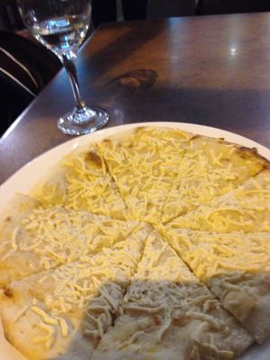 garlic pizza with vegan cheese at The Duke in Hobart