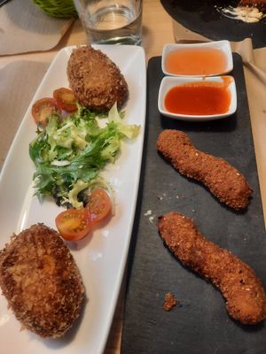 Croqueton vegano y fingers no pollo at Cafe Del Fin in Toledo