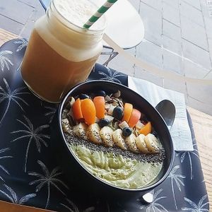 Matcha smoothiebowl & a frappuccino at The Healer in Nice