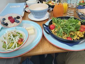 Vegan breakfast 
Overnight oats, almond milk, chia seeds, fruits 
Tofu scramble, organic bread, mashed avocado, 
Freshly squeezed apple orange juice, cafe latte with rice milk  at Landtmann's Jausen Station in Vienna
