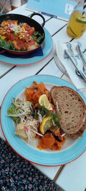 Schlipfkrapfen und Karottenlachs at Landtmann's Jausen Station in Vienna