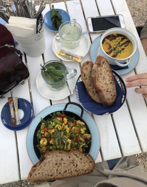 Scrambled tofu & soep (met brood erbij gevraagd)  at Landtmann's Jausen Station in Vienna