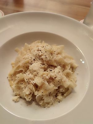 Pre-main course, fine noodles with creamy sauce and vegan cheese at Blume Wollbach in Kandern