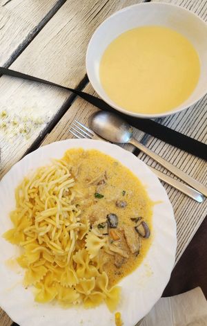 Plat de résistance (spatzele et pâtes avec une excellente sauce champignons) accompagné d'une souoe de pomme de terre et chou fleur. at Blume Wollbach in Kandern