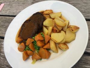 Bohnenbratlinge mit Bratkartoffeln, Sauce und Gemüse at Blume Wollbach in Kandern