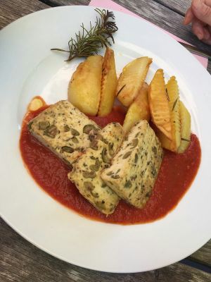 Oliventofu mit med. Sauce und Bratkartoffeln at Blume Wollbach in Kandern
