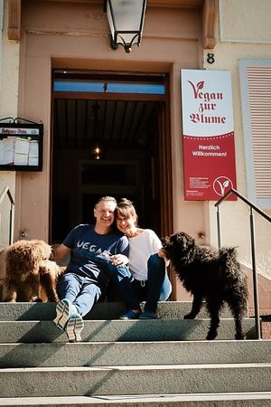 Vor der Blume mit Kalle und Pepe  at Blume Wollbach in Kandern