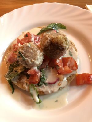 Falafel mit Tarator (Tahin Sosse) at Blume Wollbach in Kandern