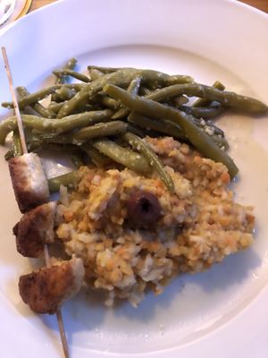 Shish Taouk Hähnchen in Joghurt mariniert und Loubich Moutabale (grüne Bohnen mit Knoblauch) Mjatra Safra Linsen Reis Püree  at Blume Wollbach in Kandern