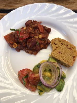 Avocado Mango Salat, Chili non Carne mit Maisbrot  at Blume Wollbach in Kandern
