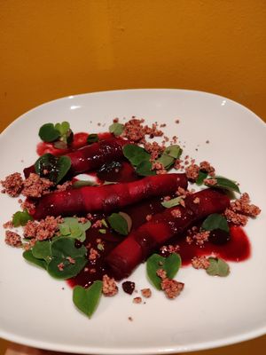 Cannelloni de betterave rouge, fruits rouges fermentés en sauce et oxalis at Humus x Hortense in Brussels