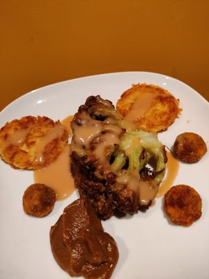 Chou fleur laqué, chou fleur fumé en purée, croquette d'oignon rôti, latkes de pomme de terre et sauce au miso at Humus x Hortense in Brussels
