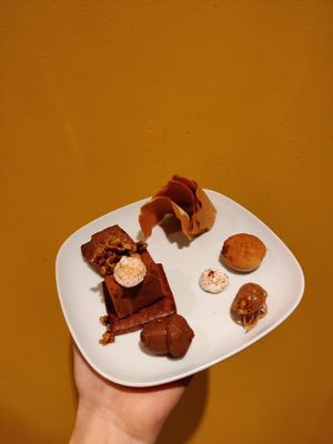 Chocolat "Van Dender", topinambour et millefeuille at Humus x Hortense in Brussels