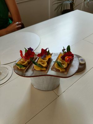 Hapje bij de aperitief at Humus x Hortense in Brussels