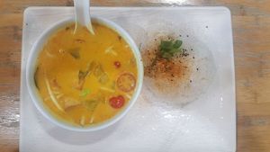 Yellow tofu curry at FRA - Coa - T1 in Frankfurt