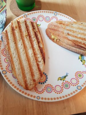 Kartoffelbrot Sandwich mit Cashewcreme, Rucola und Oliven. at Veggie Oase in Neuss