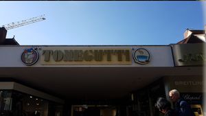 Tonegutti Logo über dem Eingang. at Gelateria Tonegutti in Timmendorfer Strand