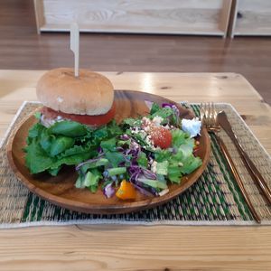 Great burger and salad at Maju Story 마주이야기 in Seoul