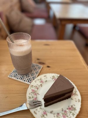 Red Bean latte plus chocolate cake   at Maju Story 마주이야기 in Seoul