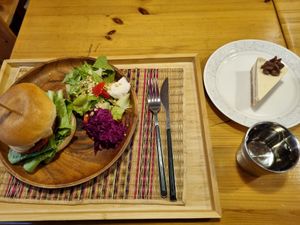 샐러드를 곁들인 비건 버거 세트와 감귤 무스 케이크 at Maju Story 마주이야기 in Seoul