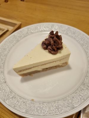 감귤 무스 케이크 클로즈업. 흰 무스 케잌 위에 초코크림이 올라가 있습니다 at Maju Story 마주이야기 in Seoul