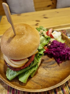 버거 세트 클로즈업. 사과와 붉은 패티, 양상추 등 버거 속재료가 보입니다 at Maju Story 마주이야기 in Seoul