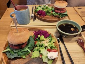 Great Burgers with Tea at Maju Story 마주이야기 in Seoul