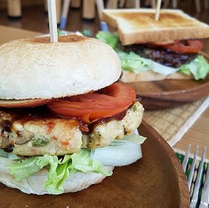 Vegan burger at Maju Story 마주이야기 in Seoul