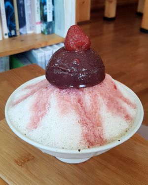 Vegan Bingsu (빙수): plain, with red bean topping and strawberry sauce. at Maju Story 마주이야기 in Seoul