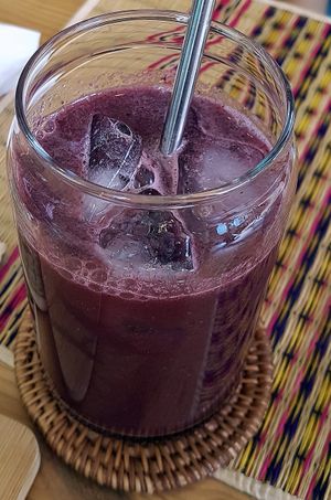 Apple and mulberry drink at Maju Story 마주이야기 in Seoul