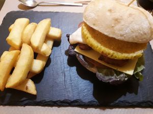 💚 Hamburguesa Vegan de mijo y seitán. at El Delantal Verde in Onda