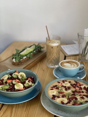 Sliced avocado bread, granola and smoothie bowl at Coffee Room in Prague