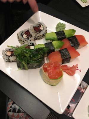 Veggie sushi platter (sundried tomatoes, avocado, tomatoes, wakame) at Shi's Restaurant in Pordenone