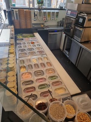 counter with different options (greens, toppings, etc) at Low C in Ypres