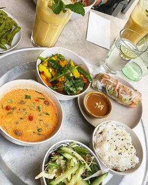 Platte mit verschiedenen kleinen Gerichten at +84 Asian Restaurant in Berlin