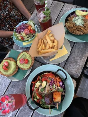 Bowls, Beilagensalat, Pommes, avocado toast   at Veggiezz - Opernring in Vienna