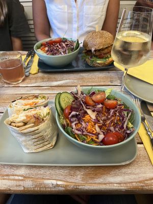 Kimchi Wrap und Cheeseburger  at Veggiezz - Opernring in Vienna