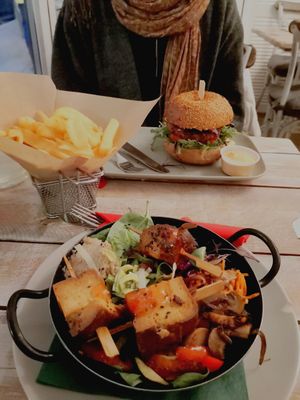 Rainbow Bowl and Cheeseburger at Veggiezz - Opernring in Vienna