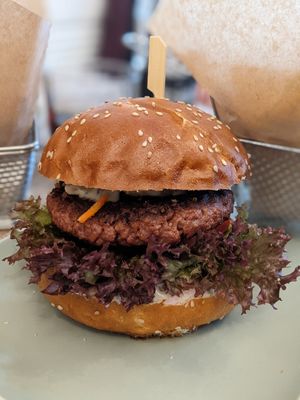 Farmer's burger with beyond meat at Veggiezz - Opernring in Vienna