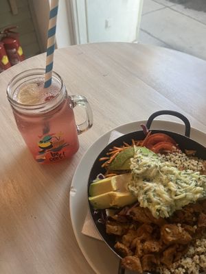 gyros bowl and himbeere&roze juice  at Veggiezz - Opernring in Vienna