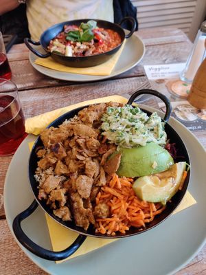 gyros bowl in the front, mediterranean quinoa bowl in the back at Veggiezz - Opernring in Vienna