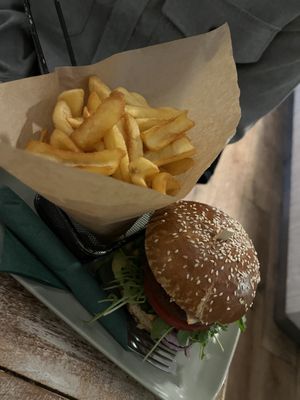 Cheeseburger with friess  at Veggiezz - Opernring in Vienna