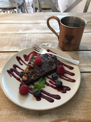 Chocolate brownie and earl grey tea at Veggiezz - Opernring in Vienna
