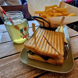 Club sandwich and homemade lemonade at Veggiezz - Opernring in Vienna